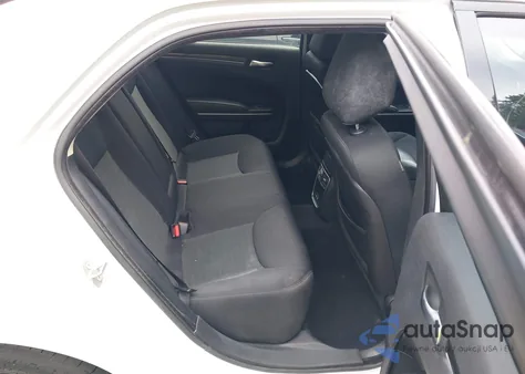 2019 Chrysler 300 Touring z USA, uszkodzony, nr VIN 2C3CCAAG2KH610300